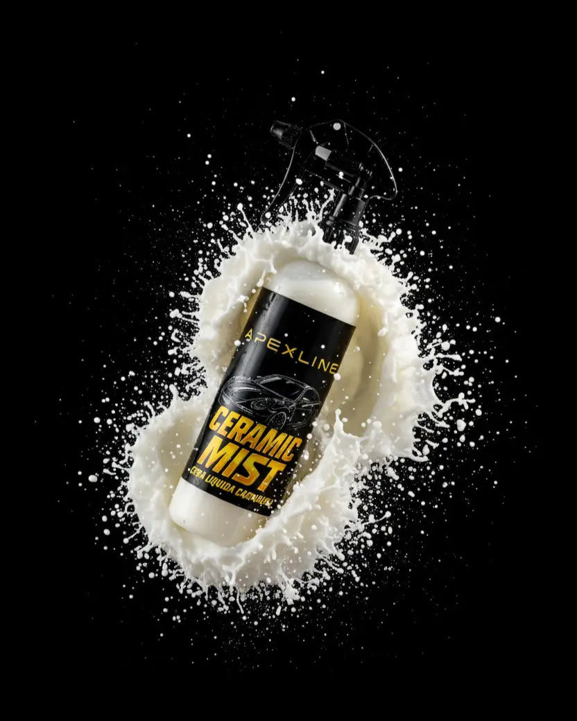 Foto producto con fondo negro con explosión de líquido blanco con producto en el centro, caramic mist cera líquida de carnauba marca apexline letras en dorado y etiqueta negra, producto color blanco