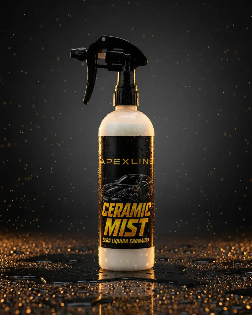 Foto producto con fondo negro con luz dorada epica y suelo negro mojado con luz reflectante, caramic mist cera líquida de carnauba marca apexline letras en dorado y etiqueta negra, producto color blanco