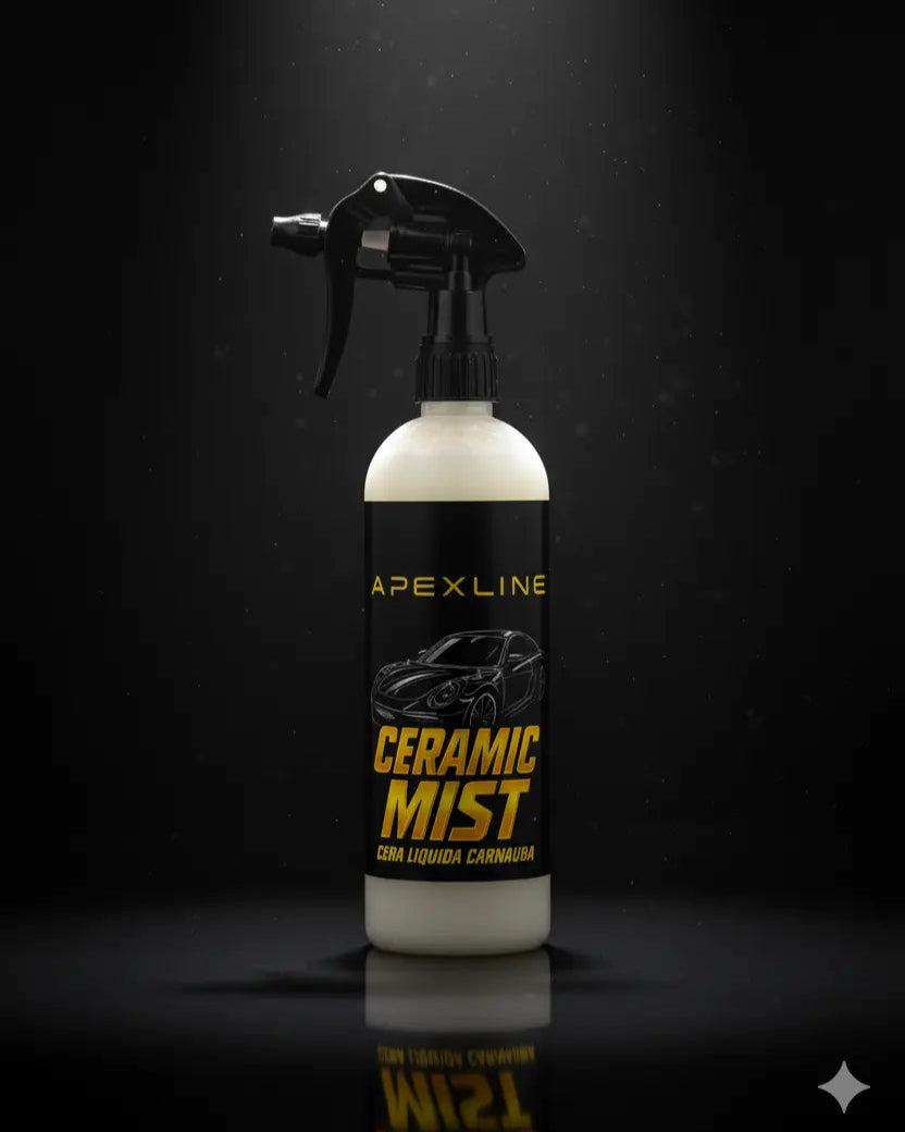 Foto producto con fondo negro y luz enseñando producto, caramic mist cera líquida de carnauba marca apexline letras en dorado y etiqueta negra, producto color blanco