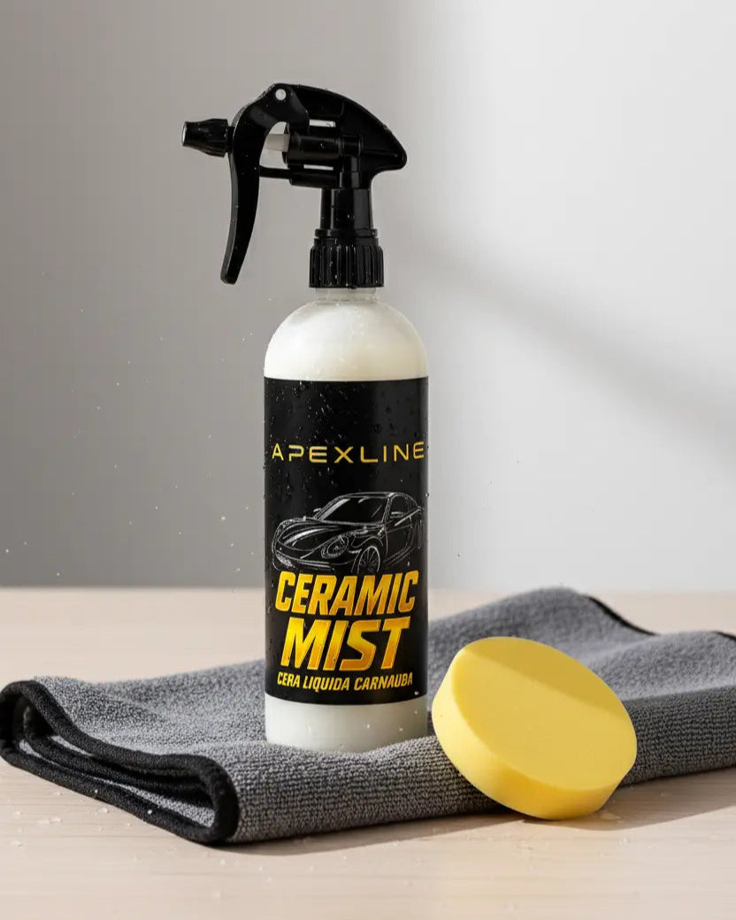Foto producto con fondo blanco y microfibra con aplicador, caramic mist cera líquida de carnauba marca apexline letras en dorado y etiqueta negra, producto color blanco