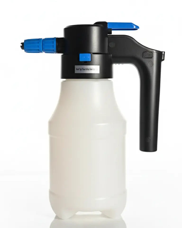 Foto con fondo blanco y espumador foamer en el centro. Espumador a batería con cargador incluido de 1.5L de capacidad.
