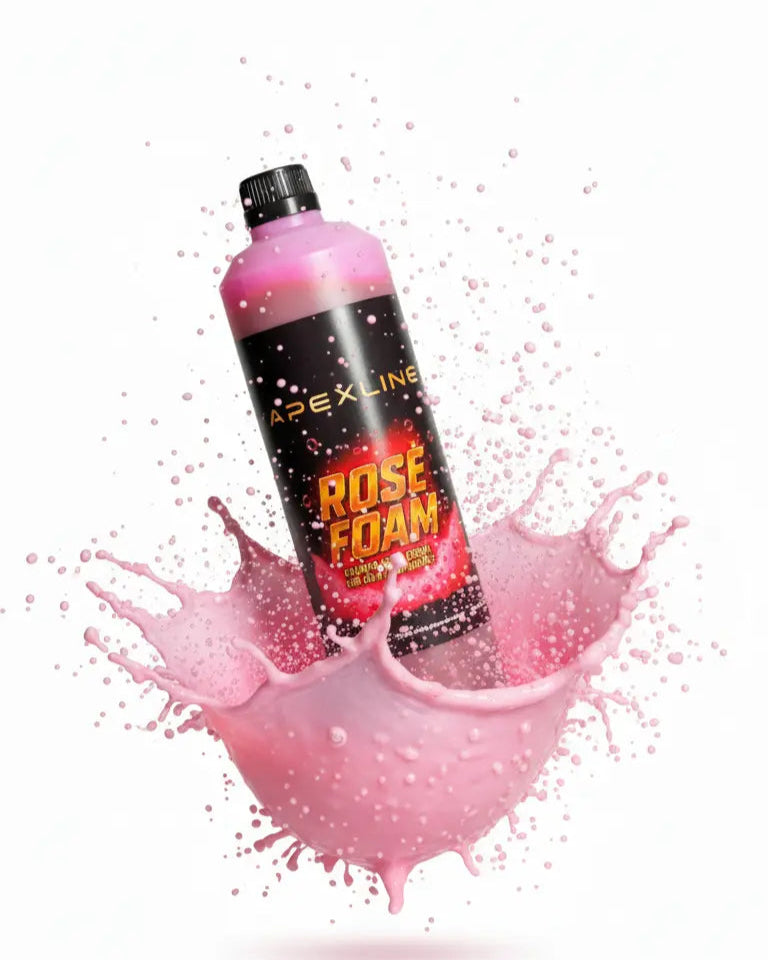 Foto con fondo blanco y champú para coche con agente espumante de color rosa en el centro con explosión de liquido rosa alrededor del bote. Botella de champú rosa para coche PH neutro de alta tecnología.