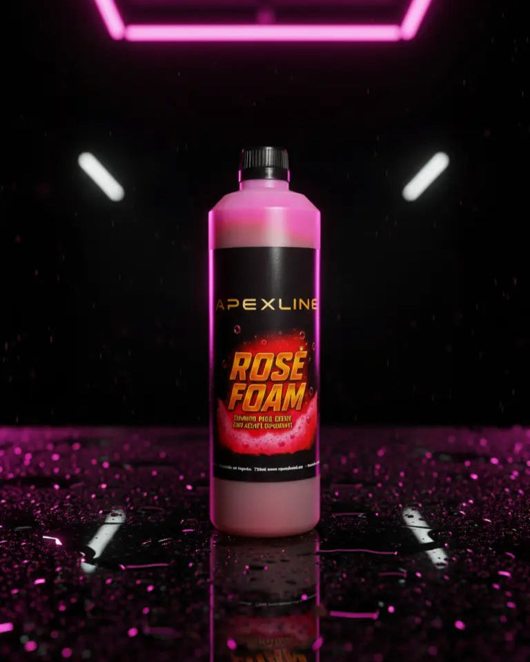 Foto con fondo moderno con luces neón y suelo negro reflectante con agua y champú para coche con agente espumante de color rosa en el centro. Botella de champú rosa para coche PH neutro de alta tecnología.