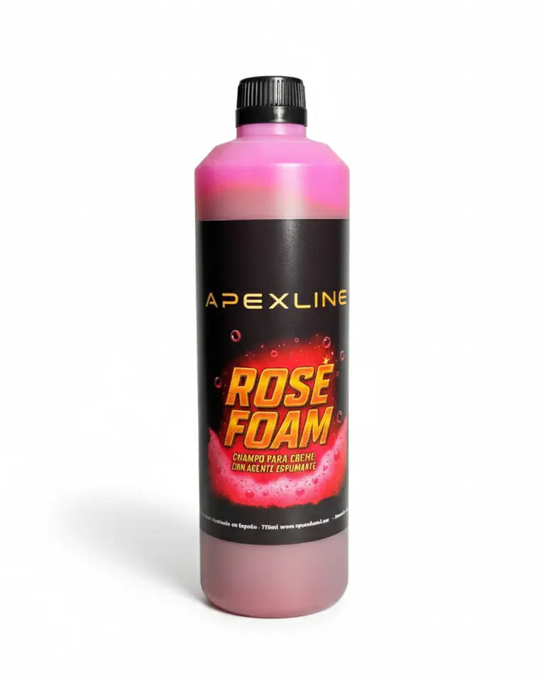 Foto con fondo blanco y champú para coche con agente espumante de color rosa en el centro. Botella de champú rosa para coche PH neutro de alta tecnología.