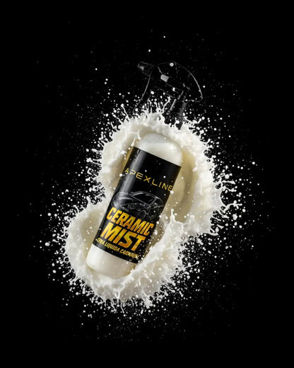 Foto producto con fondo negro con explosión de líquido blanco con producto en el centro, caramic mist cera líquida de carnauba marca apexline letras en dorado y etiqueta negra, producto color blanco