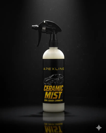 Foto producto con fondo negro y luz enseñando producto, caramic mist cera líquida de carnauba marca apexline letras en dorado y etiqueta negra, producto color blanco