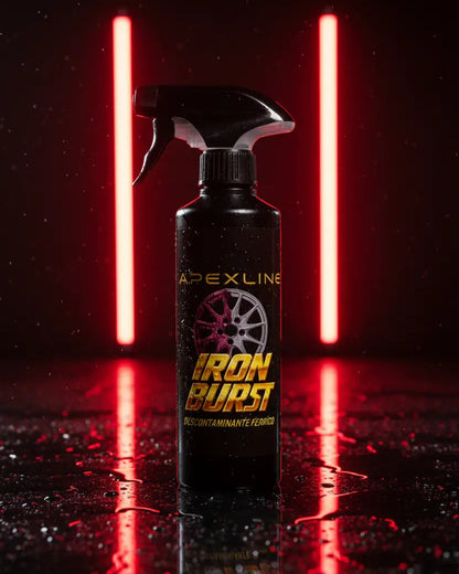 Foto producto con fondo con luces neon rojas y suelo negro mojado reflectante, iron burst descontaminante férrico limpiallantas, marca apexline letras en dorado y etiqueta negra, producto color negro