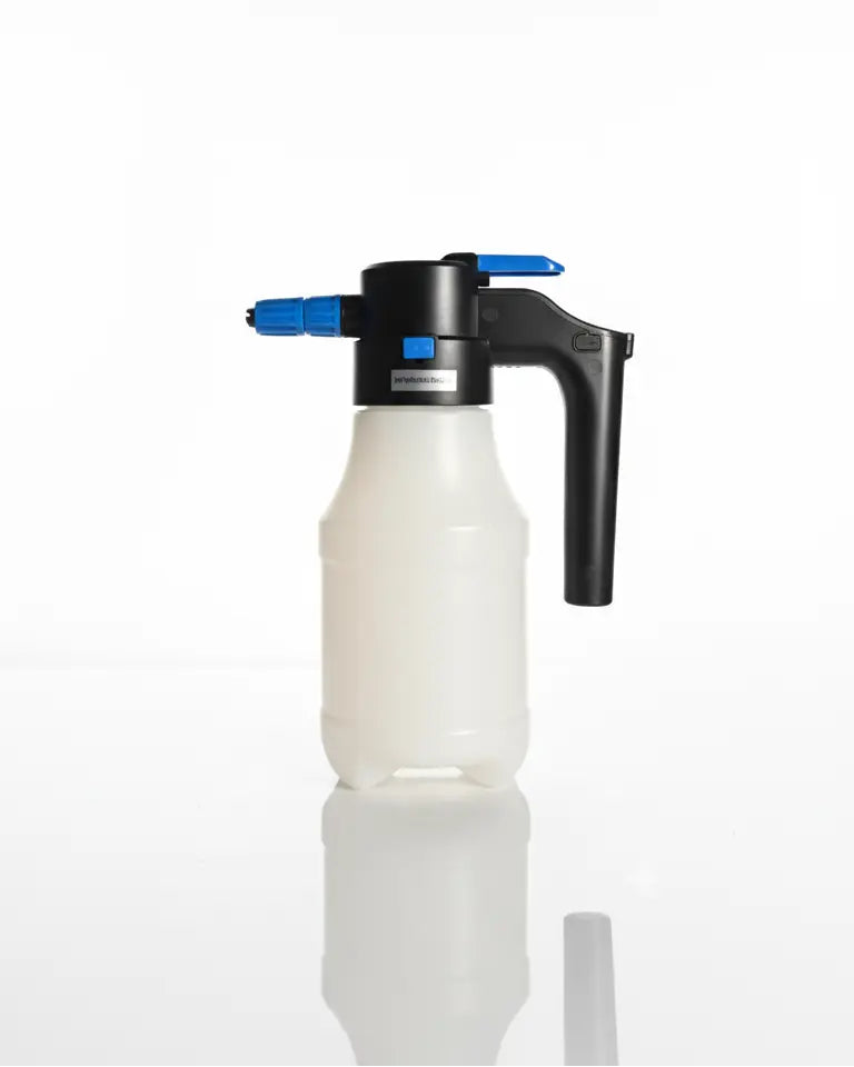 Foto con fondo blanco y espumador foamer en el centro. Espumador a batería con cargador incluido de 1.5L de capacidad.