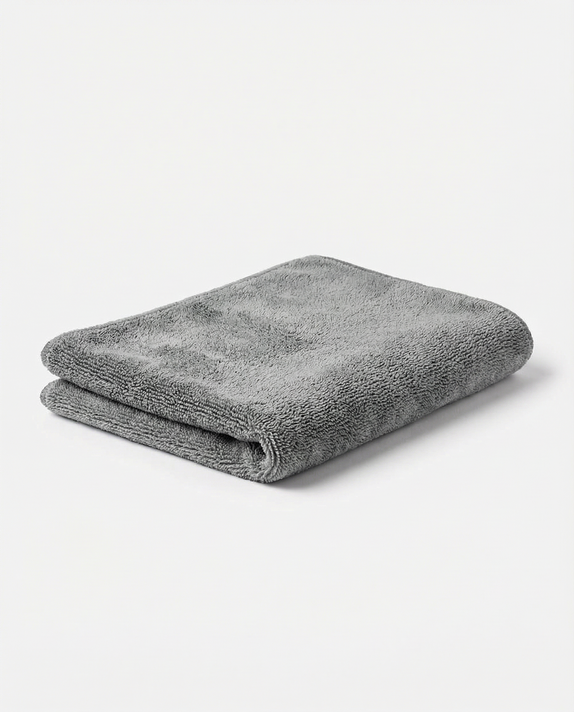 Foto con fondo blanco y microfibra en el centro. Toalla microfibra super absorbente de alta tecnología. 