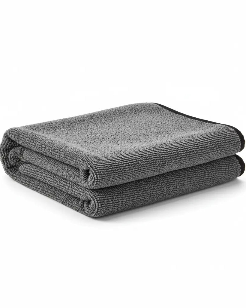 Foto con fondo blanco y microfibra en el centro. Toalla microfibra super absorbente de alta tecnología. 